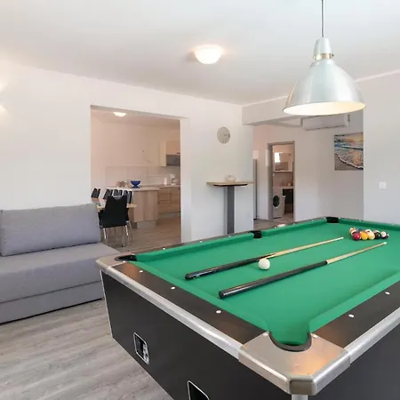5 Bedroom In Holiday home *
