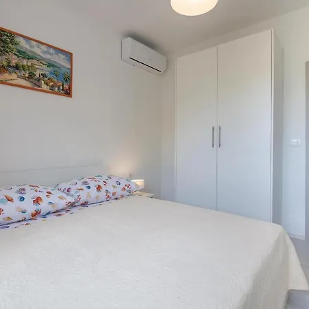 5 Bedroom In Holiday home Loborika