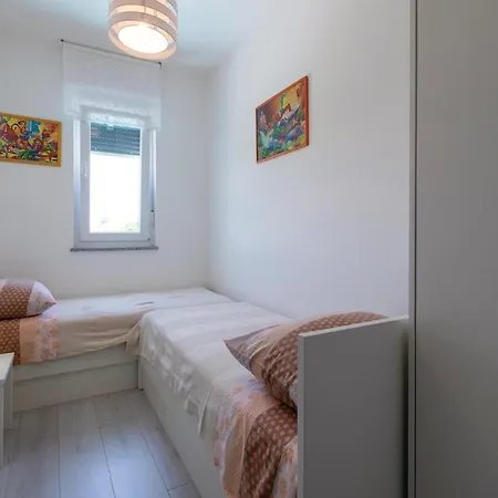 5 Bedroom In Loborika