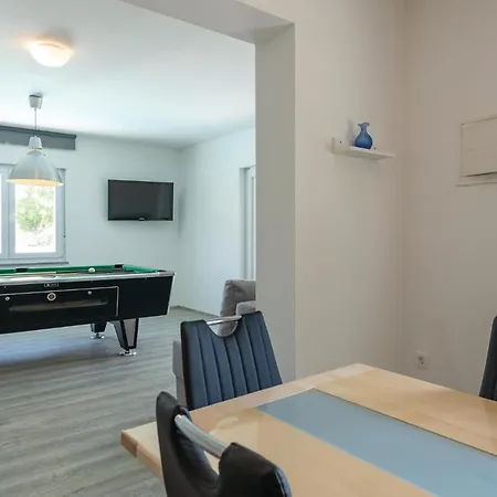 5 Bedroom In * Loborika