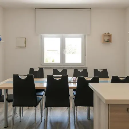 5 Bedroom In *