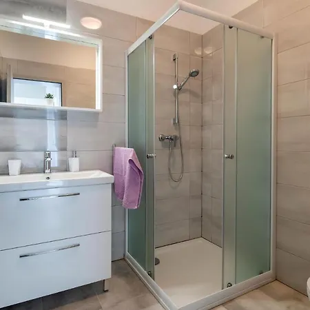 펜션 5 Bedroom In Loborika
